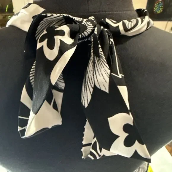 Daisy Fuentes Floral Tie Scoop Neck Sleeveless Blouse In Black And White Size M - Picture 3 of 10